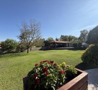 Der Garten des Einfamilienhauses in Zlaté Moravce mit blühenden Blumen und Bäumen.