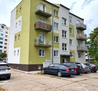 Wohnhaus in der Andrusovova-Straße, Bratislava - Petržalka, mit geparkten Autos vor dem Gebäude.