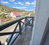 Balkon mit Blick auf die Straße Zentrum in Oščadnica, umgeben von Grün und Häusern, 1-Zimmer-Wohnung.