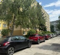 Blick auf die Obrody-Straße in Košice - Stadtteil Západ mit geparkten Autos bei einer 4-Zimmer-Wohnung.