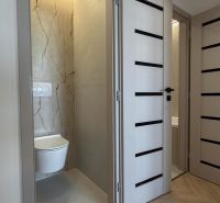 Interieur einer 4-Zimmer-Wohnung mit Holzboden und einem WC.