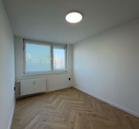 Helles Zimmer in einer 4-Zimmer-Wohnung mit Holzboden.