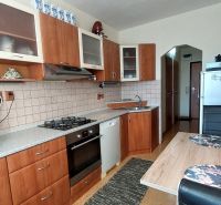 Küche in einer 3-Zimmer-Wohnung mit Holzboden und Küchenzeile.