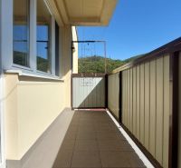 Balkon einer 3-Zimmer-Wohnung im Stadtteil SNP in Trenčianske Teplice mit Fliesen und Ausblick.
