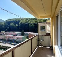 Balkon einer 3-Zimmer-Wohnung im Stadtteil SNP in Trenčianske Teplice mit Blick auf die Umgebung.