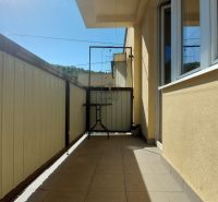 Balkon einer 3-Zimmer-Wohnung in Trenčianske Teplice, Stadtteil SNP, sonniger Tag, einfache Balkonmöbel.