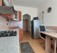Küche in einer 3-Zimmer-Wohnung mit Esstisch und Küchenzeile.