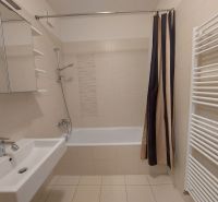 Badezimmer in einer 3-Zimmer-Wohnung mit Badewanne, Waschbecken und Handtuchheizkörper.