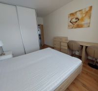 Schlafzimmer mit Holzboden, Bett, Schreibtisch und Kleiderschränken in einer 3-Zimmer-Wohnung.