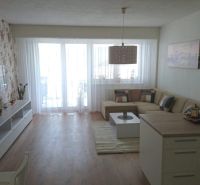 Wohnzimmer in einer 3-Zimmer-Wohnung mit Holzboden und Blumenklebeband.