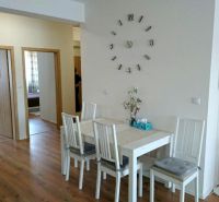 Esszimmer in einer 3-Zimmer-Wohnung mit Holzboden und Blumenmuster-Tapete.