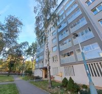 Ein Wohnhaus in der Štúrova-Straße in Poprad, umgeben von Bäumen, bei einer 2-Zimmer-Wohnung.