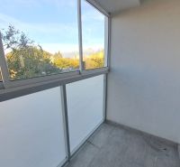 Ein verglaster Balkon einer 2-Zimmer-Wohnung mit Blick auf die Wälder in Poprad in der Štúrova-Straße.
