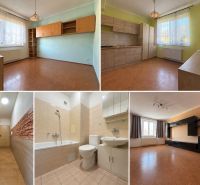 Innenraum einer 2-Zimmer-Wohnung mit Holzboden und heller Küche.