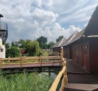 Eine Hütte bei den Seen von Senec mit Holzelementen und einem turmartigen Bau im Garten.