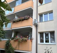 Ein Wohnhaus mit Balkonen voller Blumen in der Straße Za hradbami in Pezinok.