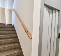 Treppenhaus mit Geländer und Aufzug im Gebäude bei einer 3-Zimmer-Wohnung.