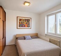 Schlafzimmer mit Doppelbett und Einbauschrank in einer 3-Zimmer-Wohnung.