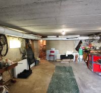 Der Keller des Einfamilienhauses in Nenince mit Stauraum, Werkzeugen und organisierten Utensilien.