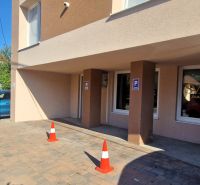 Gewerbeflächen in der Vajanského-Straße in Senec mit reservierten Parkplätzen.