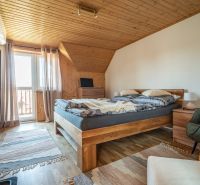 Ein Zimmer mit Holzverkleidung und einem Boden mit Holzdekor in Hotels und Pensionen.