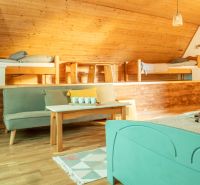 Innenraum in Hotels und Pensionen mit Holzboden und Holzverkleidung.