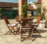 Terrasse mit Holzmöbeln in Hotels und Pensionen in Liptovský Michal.