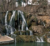 Ein Wasserfall umgeben von Wald in der Umgebung von Liptovský Michal, ein idealer Ort zur Entspannung.