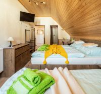 Zimmer im Hotel und Pensionen mit Holzboden und bequemen Betten.