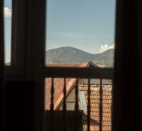 Blick aus dem Fenster auf die Dächer und das Gebirge in Liptovský Michal, Hotels und Pensionen.