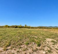 Baugrundstück in Modra auf der Malagova Straße, mit offenem Blick auf die Natur.