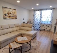 Helles Wohnzimmer mit einer Eckcouch und einem Holzboden in einer 3-Zimmer-Wohnung.