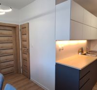 Küche in einer 3-Zimmer-Wohnung mit Holzboden und moderner Beleuchtung.