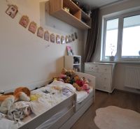 Kinderzimmer in einer 3-Zimmer-Wohnung mit Holzboden und Fenster.