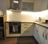 Küche in einer 3-Zimmer-Wohnung mit Holzboden und moderner Küchenzeile.