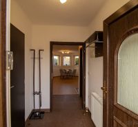 Vstupshalle mit hängender Garderobe, Blick ins Wohnzimmer in einem Einfamilienhaus.