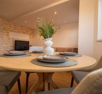 Esszimmer in einem Einfamilienhaus mit rundem Tisch und Dekorationen an den Wänden.