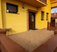 Einfamilienhaus in Majcichov mit einem Zertifikat einer geprüften Immobilienagentur an einer sichtbaren Stelle.