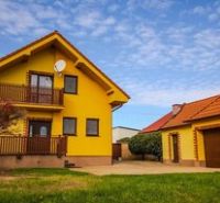 Einfamilienhaus in Majcichov mit eigenem Balkon und Garten, zertifiziert durch ein Immobilienbüro.