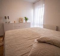 Ein Schlafzimmer mit weißen Möbeln und dekorativen Accessoires in einem Einfamilienhaus.