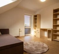 Helles Schlafzimmer in einem Einfamilienhaus mit Bett und Dachfenster. Immobilienbüro Mezei&Mezei.