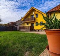 Einfamilienhaus in Majcichov mit Rasen im Garten und Zertifikat eines geprüften Büros.