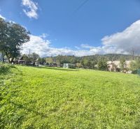 Grundstücke - Wohnen in Oščadnica in der Straße Košariská, grüne Wiesen und bewaldete Hügel.