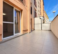 Terrasse bei einer 3-Zimmer-Wohnung in der Vajanského-Straße in Trnava mit Fliesen.