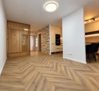 Küche mit Essbereich und Holzboden in einer 3-Zimmer-Wohnung.