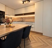 Küche in einer 3-Zimmer-Wohnung mit Holzboden und moderner Ausstattung.