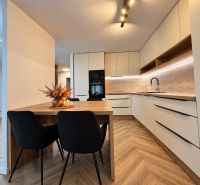 Küche in einer 3-Zimmer-Wohnung mit angenehmer Beleuchtung und einem Boden in Holzoptik.