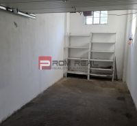 Garage mit Betonboden und Regalen in Bratislava III in der Pionierska-Straße.