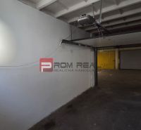 Die Garage hat weiße Wände und einen Mechanismus für das Tor.