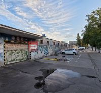 Garagen in der Pionierska-Straße in Bratislava III mit Autos und Graffiti an den Wänden.